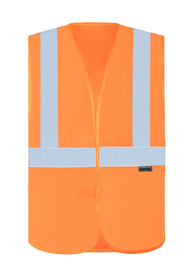 Männlicher Bauarbeiter steht in signal-orangener Korntex Warnweste und Helm mit Werkzeug in der Hand auf einer Baustelle