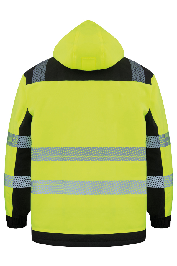 Erwachsener in orangefarbener Korntex-Softshell-Regenjacke mit Reflexstreifen auf einer Baustelle