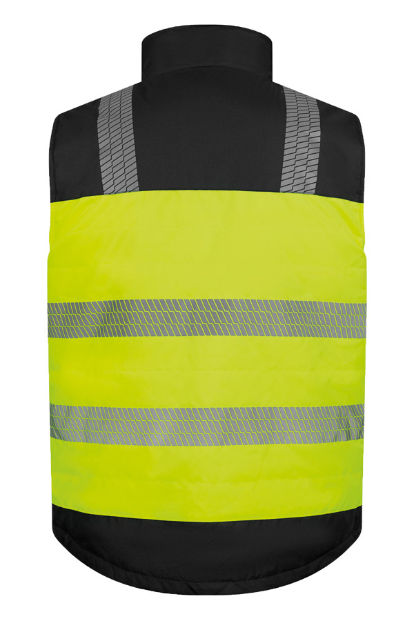 Erwachsener in signalgelbem Korntex-Softshell-Bodywarmer mit Reflexstreifen in einem industriellen Umfeld