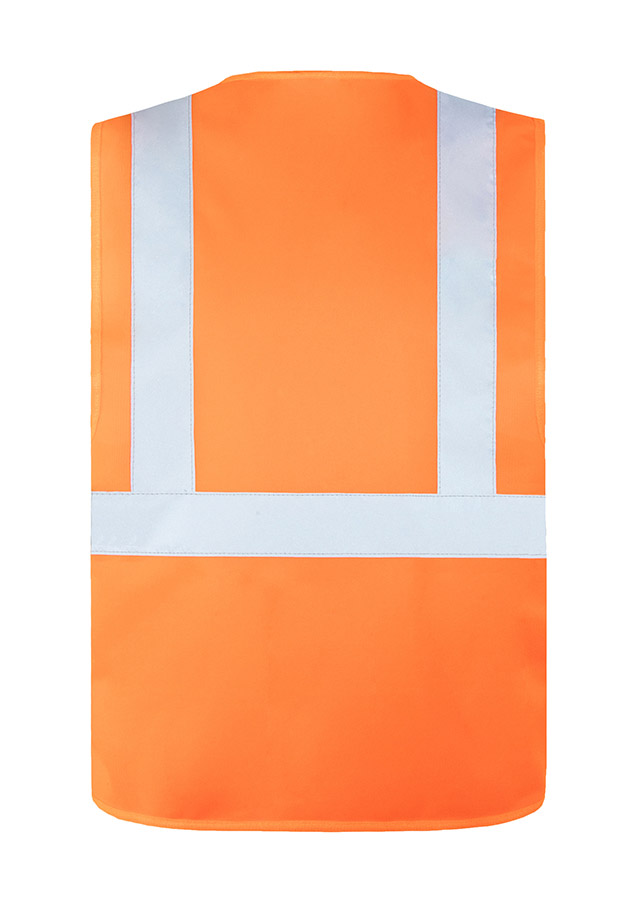 Männlicher Bauarbeiter steht in signal-orangener Korntex Warnweste und Helm mit Werkzeug in der Hand auf einer Baustelle