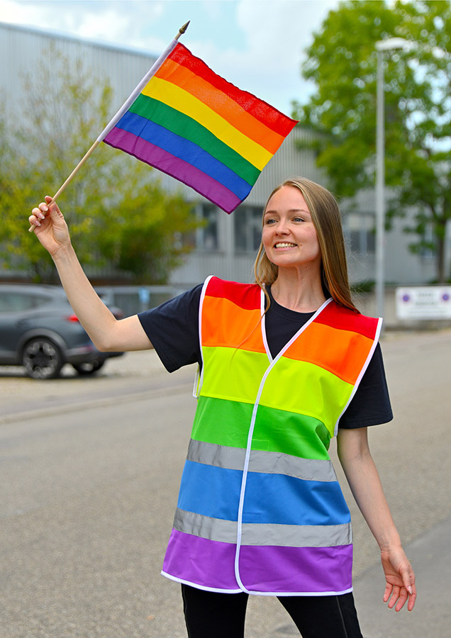 Pride Weste Nationen von Korntex in Regenbogen-Design, Tragebild mit Fahne, hohe Sichtbarkeit, Reflexstreifen, ideal für CSD, Pride Events und Gleichberechtigung