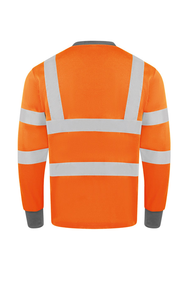 Erwachsener in signalgelbem Korntex-Long-Sleeve mit Reflexstreifen auf einer Baustelle