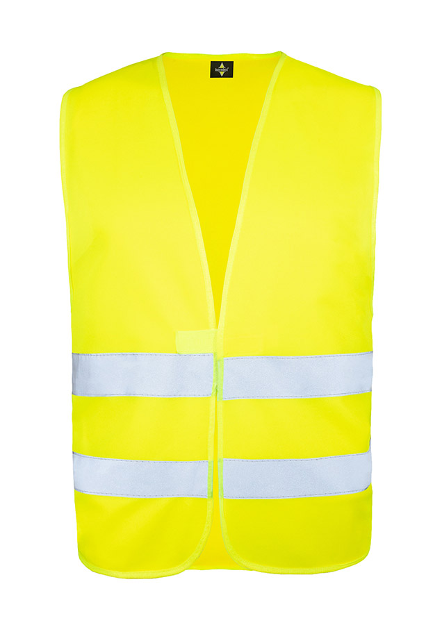 Erwachsene in gelber Warnweste stehen vor ihrem Auto und haben eine Pannne, während einer telofniert