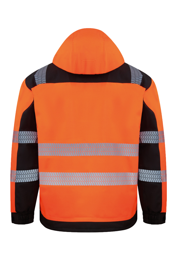 Erwachsener in orangefarbener Korntex-Softshell-Regenjacke mit Reflexstreifen auf einer Baustelle