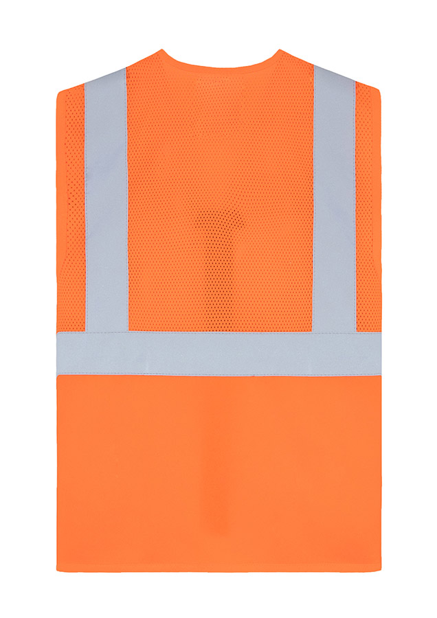 Erwachsener Arbeiter mit orangener Korntex Mesh-Warnweste und Helm hält ein Werkzeug auf einem Bahngelände vor einem Zug