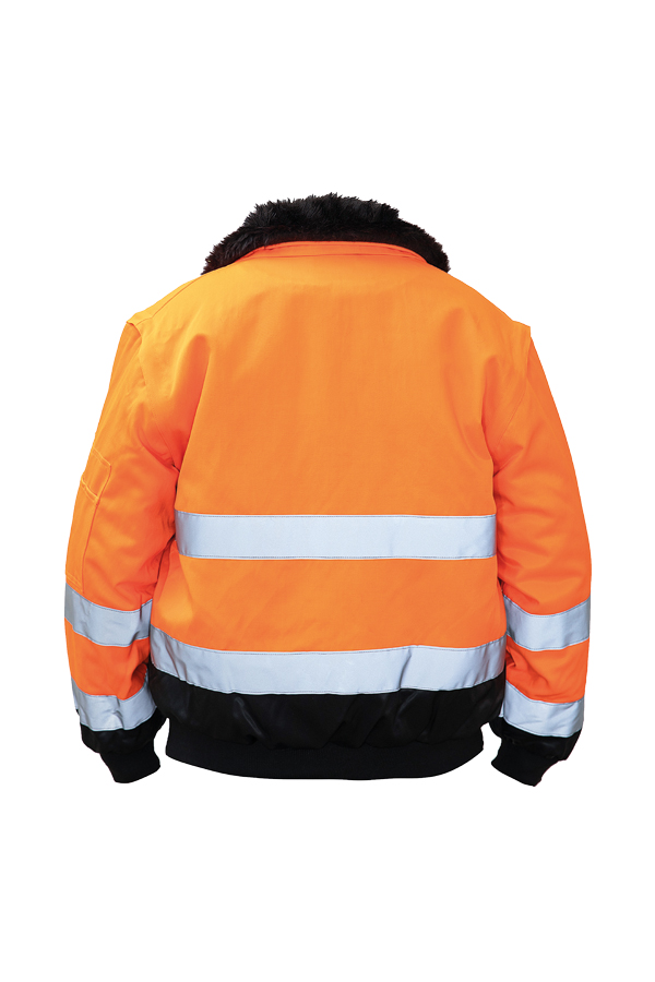 Ein Mann in einer signalgelb-schwarzen Korntex-Pilotenjacke steht vor einem Gebäude