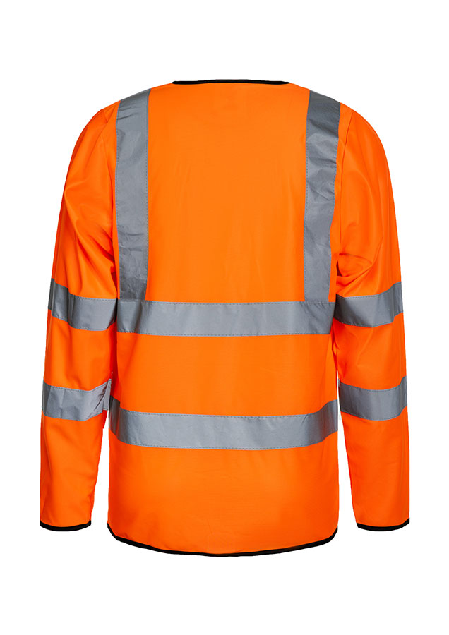 Erwachsener Bauarbeiter in gelber Korntex Warnschutzkjacke mit Reflexstreifen und Schutzhelm vor einem Gerüst