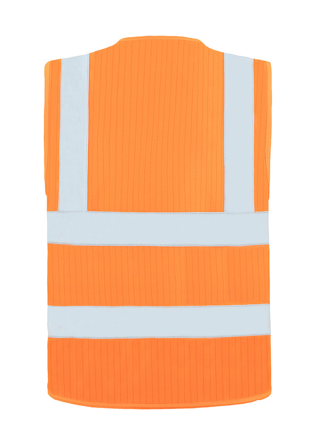 Erwachsener Bauarbeiter in signal orangener Korntex Warnweste mit Reflexstreifen und Helm steht in einer verlassenen Ruine