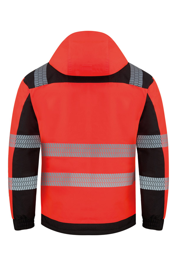 Erwachsener in orangefarbener Korntex-Softshell-Regenjacke mit Reflexstreifen auf einer Baustelle