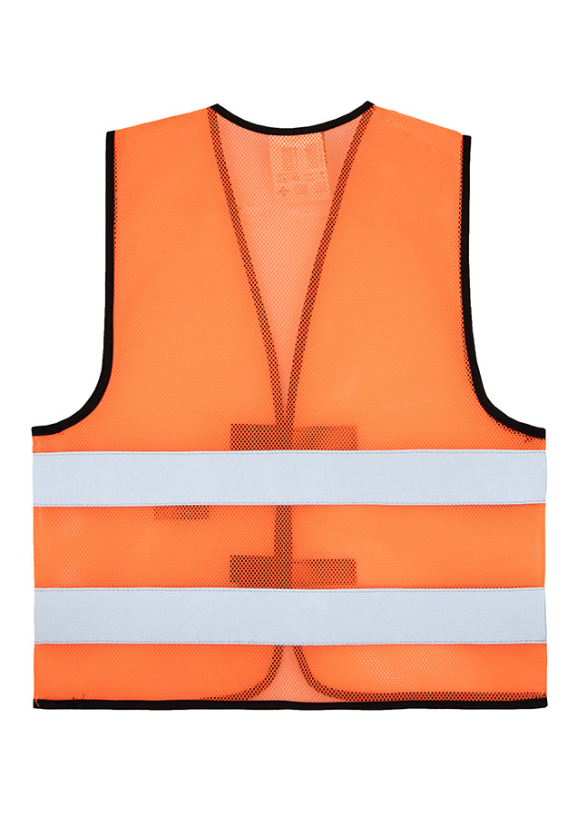 Erwachsener Bauarbeiter steht in gelber Korntex Mesh-Warnweste und gelbem Schutzhelm auf einer Baustelle und hält Werkzeug