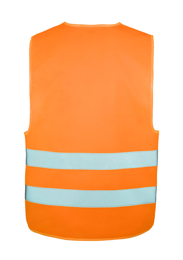 Erwachsener verstaut gelbe Warnweste in einem blauen Rucksack