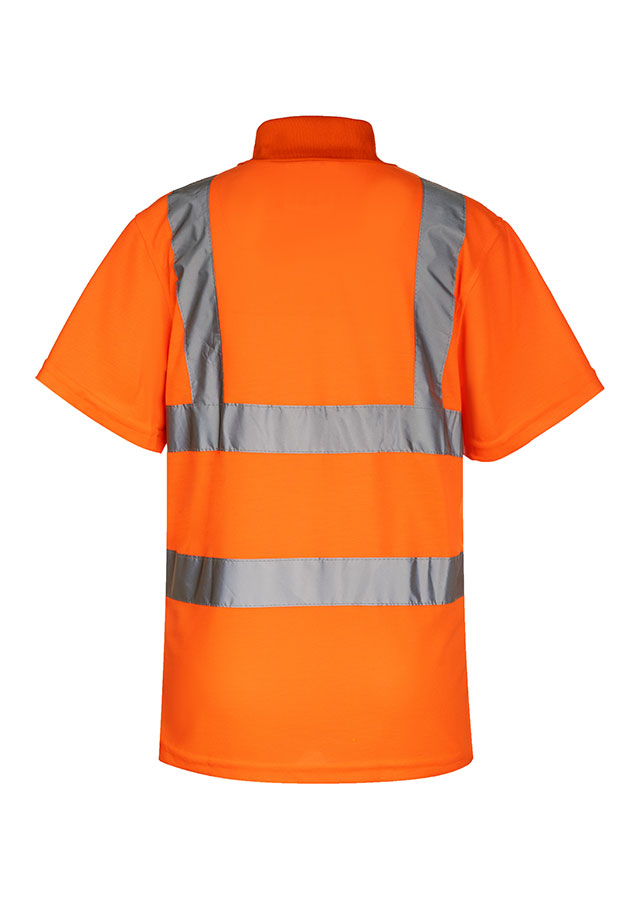 Erwachsener Bauarbeiter steht in fluoreszierendem gelben Korntex Polo-Shirt mit Funkgerät vor einem zerstörtem Gebäude
