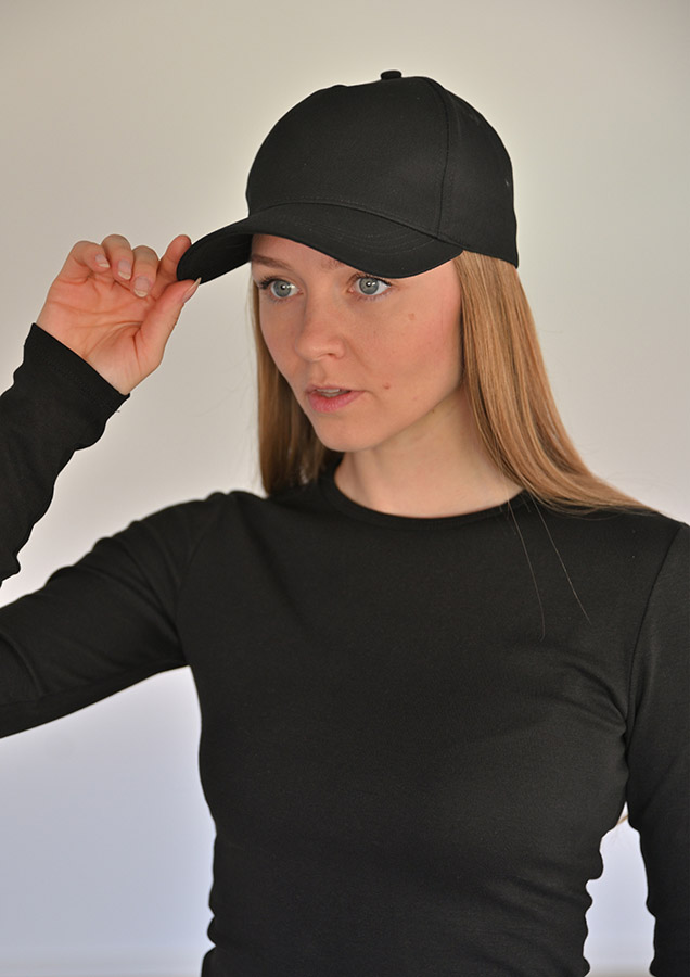 Schwarze Base Cap Elite mit sportlichem 5-Panel-Design, getragen von einer Frau, größenverstellbar für Freizeit, Sport und Arbeit im Freien