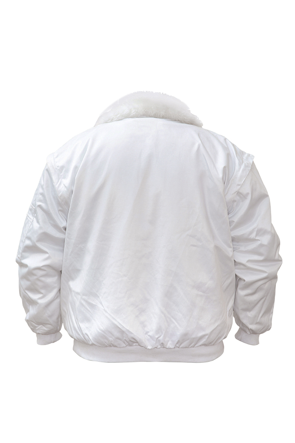 Ein Mann in einer signalgelb-schwarzen Korntex-Pilotenjacke steht vor einem Gebäude