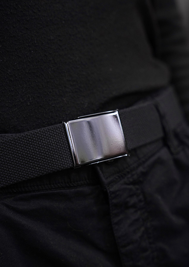Detailaufnahme eines schwarzen Korntex-Polyestergürtels mit Metallschnalle